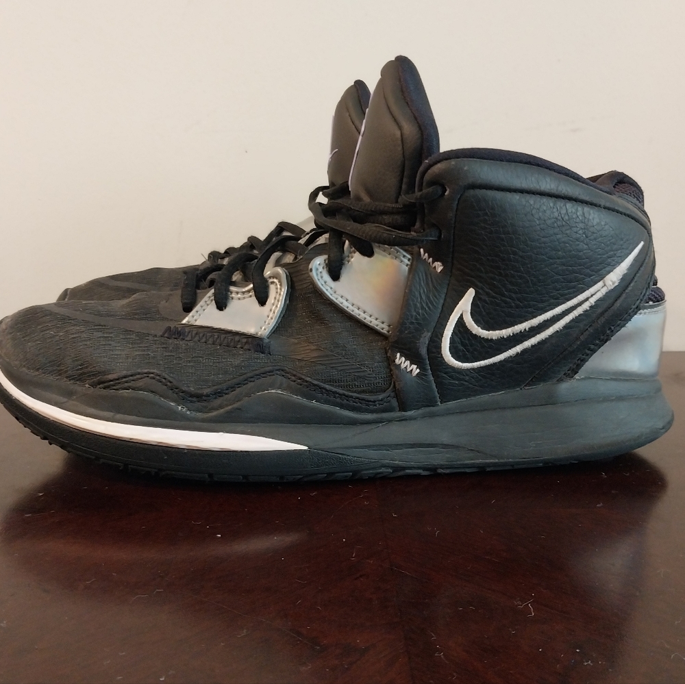 Nike Kyrie Infinity Black Metallic Silver Sneaker Size 11
